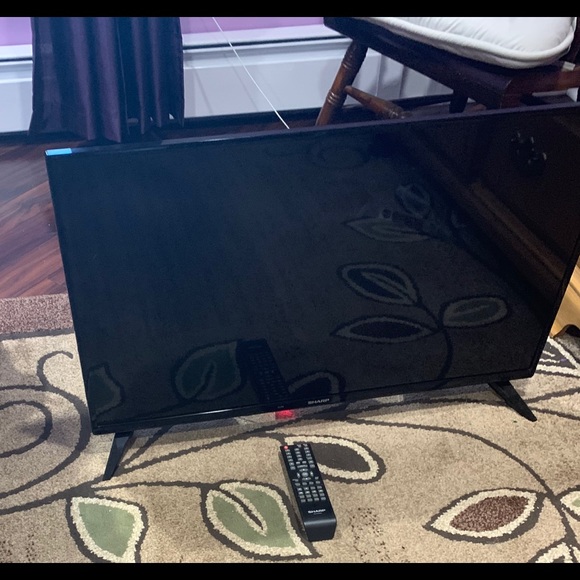 Sharp 32 in. 720P LED HD TV - Picture 4 of 6